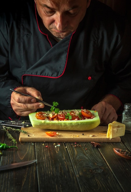 Bucătar pregătind mâncare