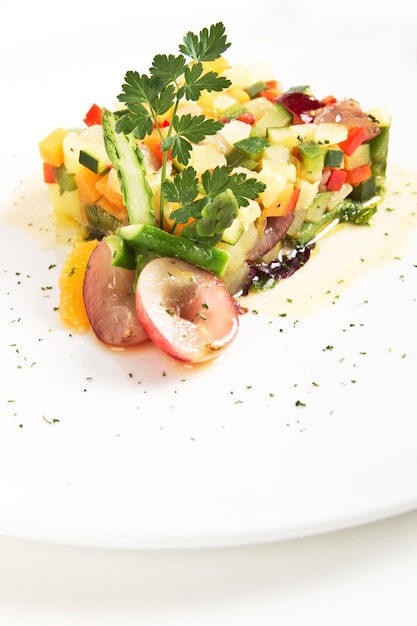 Farfurie apetisantă cu garnitură colorată